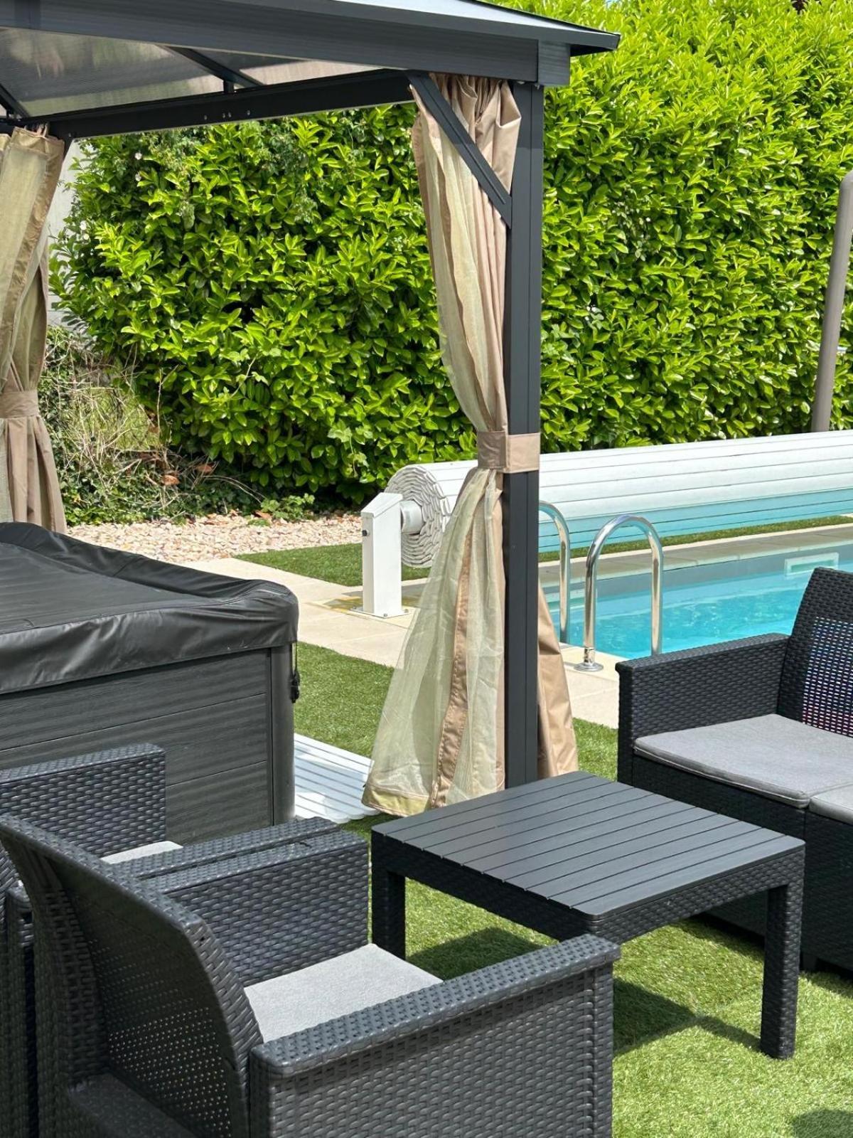 Jolie Villa Independante Climatisee 3 Chambres Tout Confort 6 Couchages, Piscine Chauffee 4 X 8 Disponible Selon Meteo De Mai A Fin Septembre, Jacuzzi 4 Places, Boulodrome Eclaire, Ping-Pong, Wifi, Proche Commerces Animaux Domestiques Sur Demande Bretenoux Exterior foto
